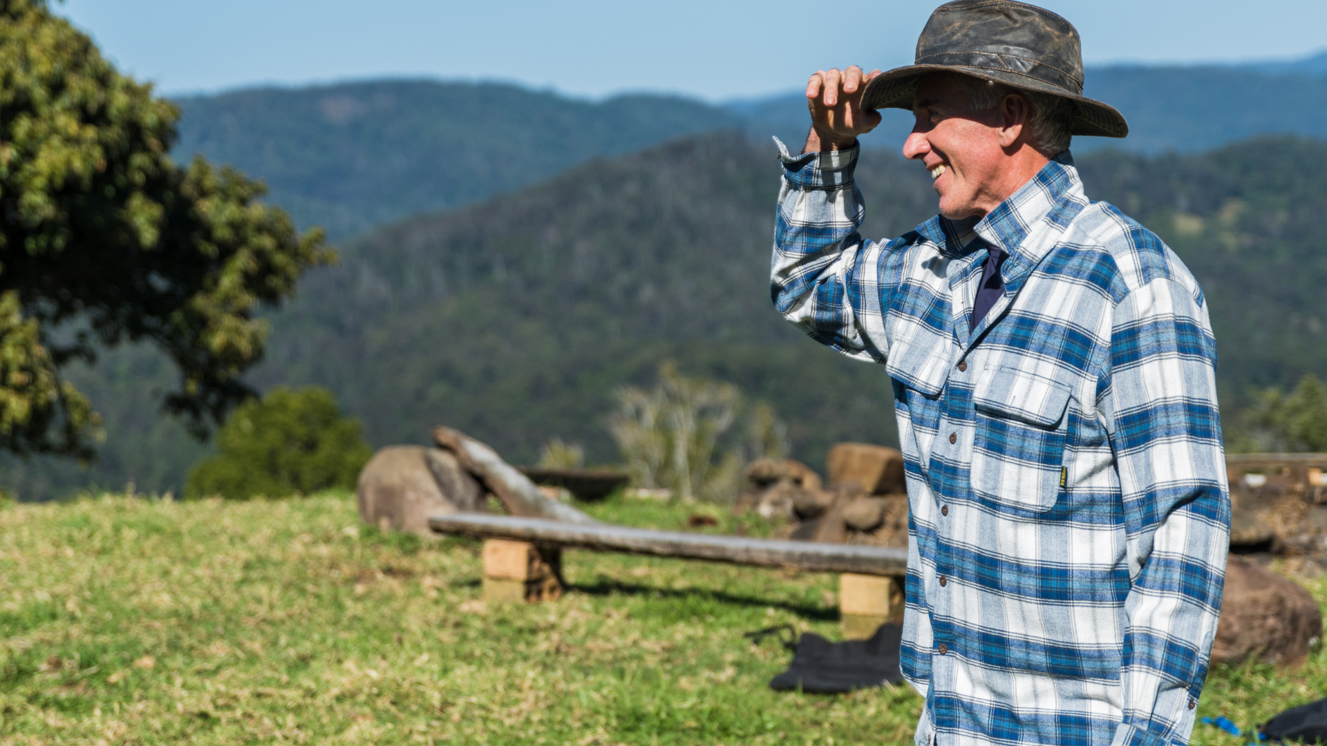 Foto de homem de cahpéu no campo